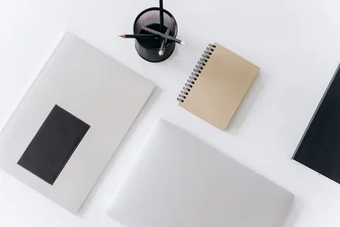 Ordinateur, carnet et fournitures de bureau pour préparer un projet